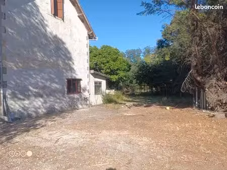 ? maison en pierre 180 m² + 1 hectare + dépendances – chalais