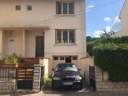 maison mitoyenne avec jardin sur l’arrière et garage