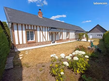 maison avec grand bâtiment