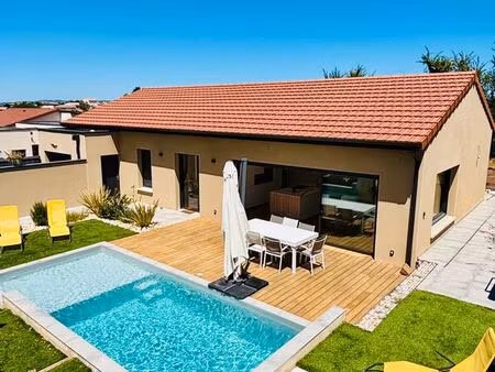 maison récente de plain-pied  piscine et jardin paysagé