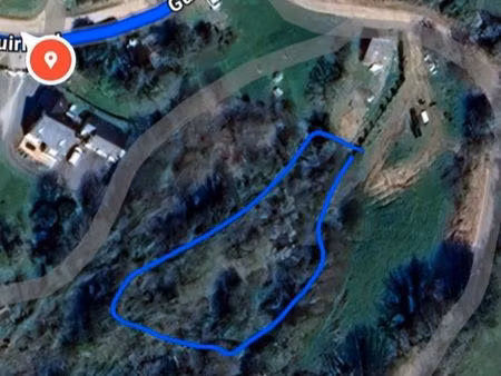 terrain 1358m2 avec ruisseau non constructible plounéour-ménez