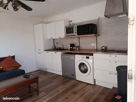 t2 meublé avec grande terrasse 550 e/m – saint-julien-les-rosiers