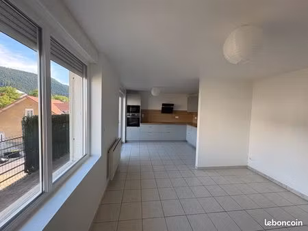 appartement f4 entièrement rénové – grand balcon – lumineux – à 5 min de la suisse