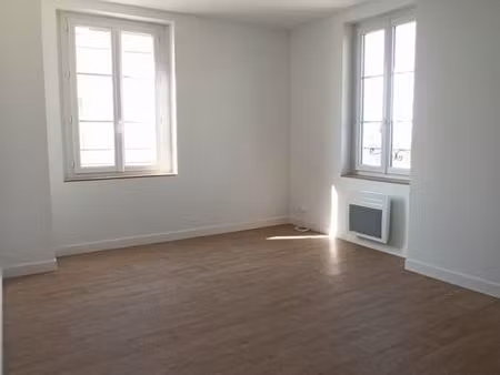 bureaux à louer - 13 à 24 m2 - emplacement idéal et pratique face à la gare de lamballe