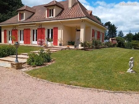 jolie maison en pierre avec piscine