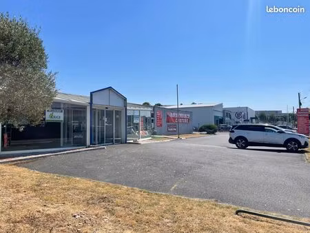 à louer – local commercial 560 m² – royan 2 – vitrine + bureaux + 17 places de parking