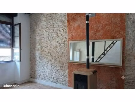 appartement triplex avec cour sur la loue – centre-ville d’ornans