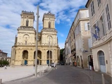 local commercial place cathédrale