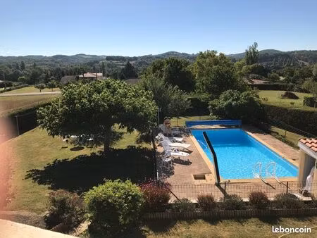 maison familiale et sa piscine avec vue dégagée