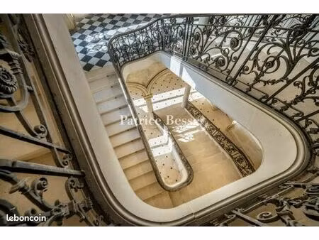 château 20 pièces 2 400 m²