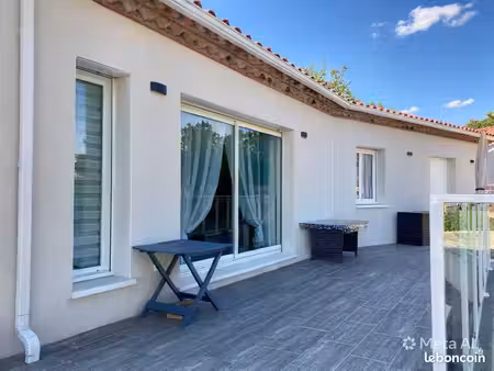 villa de plein pied avec prestations de qualite et piscine au sel