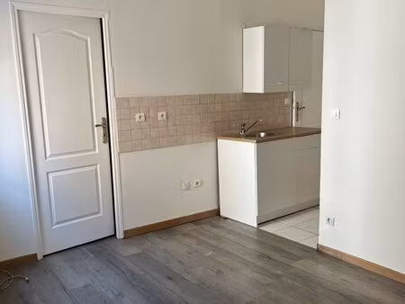 t2 rénové 30 m² avec cave – 490 cc - disponibilité immédiate