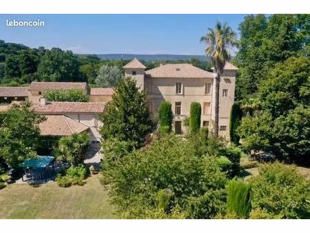 uzès — château 18ème · 915 m² · parc 1 ha · 1 990 000