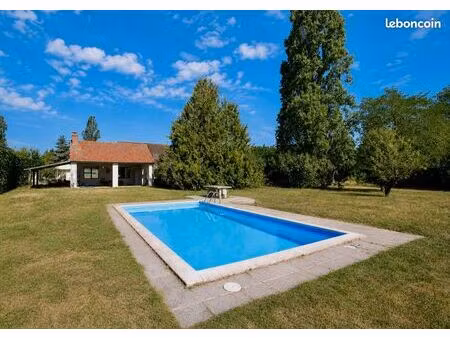 magnifique terrain de 1420 m2 avec piscine  dépendances et réseaux