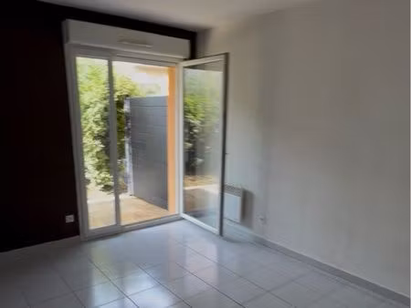 appartement rdc avec extérieur et parking