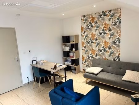 local professionnel / commercial de 23 m² – centre de gévezé – accès pmr – parking privati