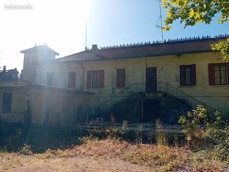 grande maison sur site boisé avec dépendances à vendre
