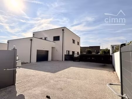 maison contemporaine de 2022 avec piscine – saint-gervais-la-forêt