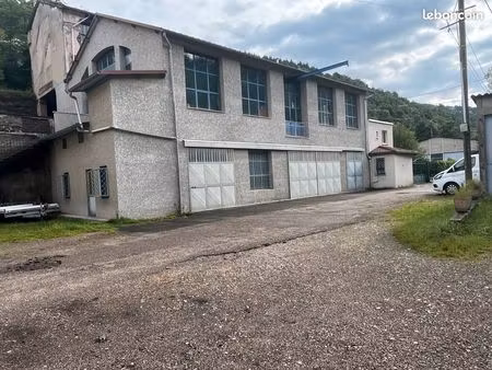 local 580m2 côté sud de st etienne dans un coin de verdure au calme