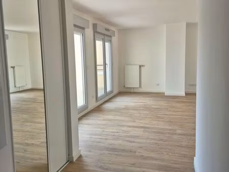 volumes exceptionnels pour ce t4 neuf de 130 m² avec deux terrasses  suite parentale et ga