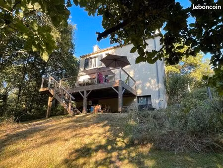 maison en pierre rénovée – sans voisin – terrain boisé de 9 000 m² – 20 min de vannes