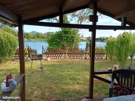 chalet en bord d'étang de pêche