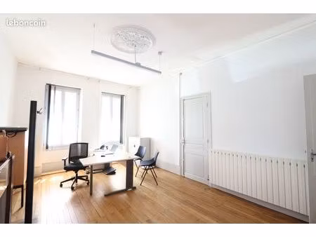 local professionnel / bureaux de 80 m² – centre-ville – cour privative