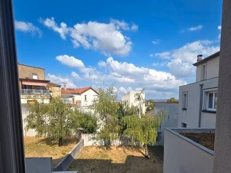 location t2 52m2