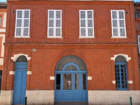 à 200 m du palais de justice  local professionnel entièrement rénové avec double accès (ru
