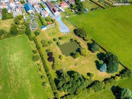 maison individuelle avec piscine couverte sur une parcelle de 11 339m2 avec étang et garag