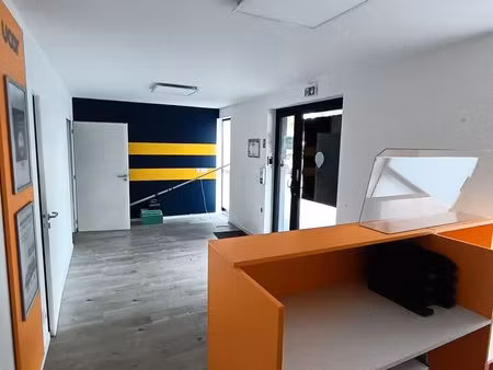 local 200 m² plescop