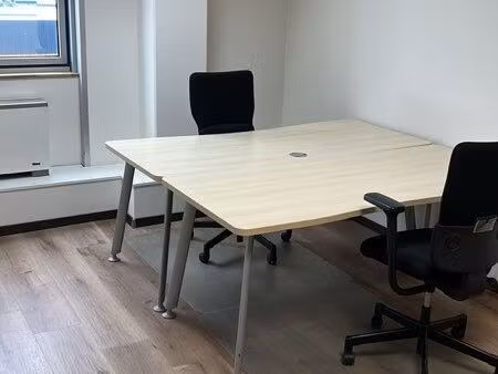 bureau individuel meublé de 17 5 m2 dans centre d’affaires  à deux minutes à pieds de la g