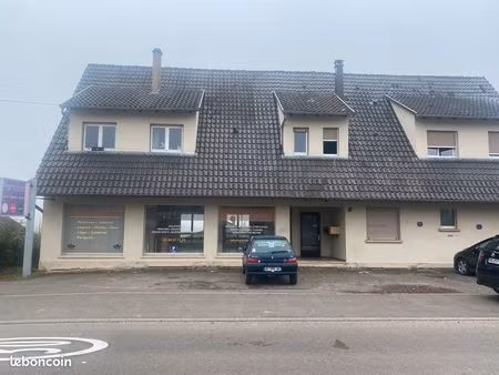 local commercial de 222 m2 sur deux niveaux  5 places de parking  bénéficiant d'une belle 