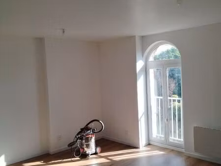 appartement très lumineux avec terrasse refait à neuf-première location