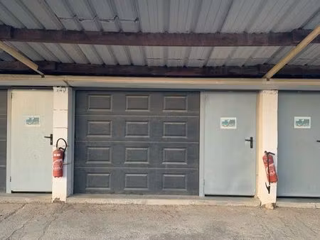 box garage 20 m2 de stockage dans propriété sécurisée