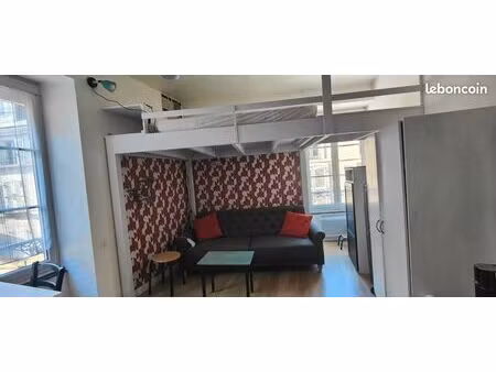 studio plein centre  très clair