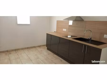 appartement t2bis rénové avec garage – centre-ville de saïx