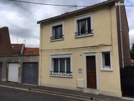 maison individuelle 3 chambres  cour  garage  bâtiment