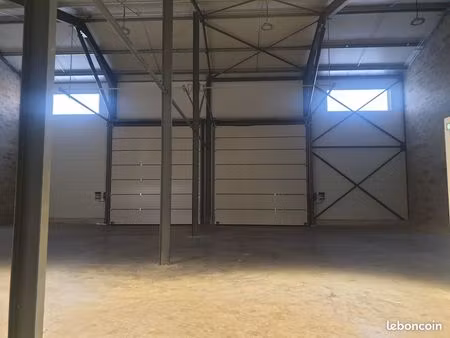 location hangar + bureaux 400m² 2200/mois ht 84400 apt