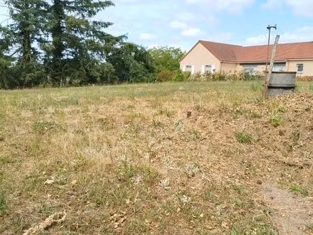 beau terrain à 2 minutes du centre