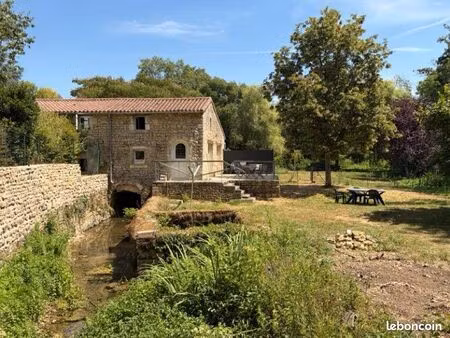 maison de caractère avec piscine et grand terrain au bord de la rivière