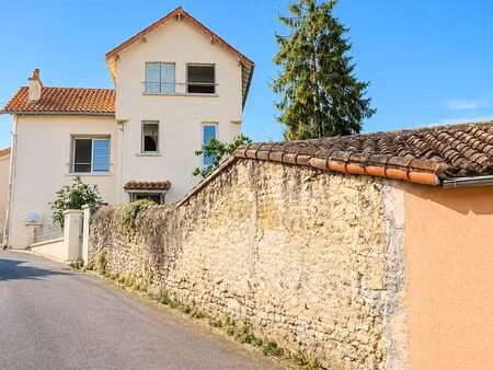 une propriété de caractère au cœur de saint-benoît  entre maison familiale et potentiel pa