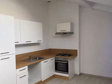 appartement t2 rénové 50 m² – place principale de gençay – 440 charges comprises