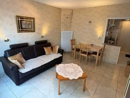 studio bien aménagé avec vue latérale sur la mer