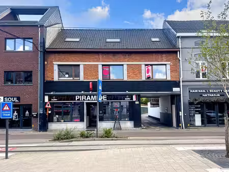 vernieuwd handelspand met duplexwoning op commerciele lig...