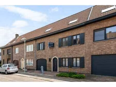 rustig gelegen instapklare woning met 3 slk  garage en zo...