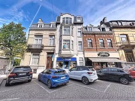 bel appartement 2 chambres avec terrasse en plein centre