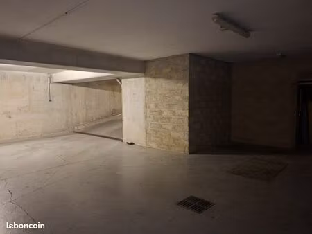 grand box fermé de 66 9 m² – stockage / double parking – bagneux (92220)