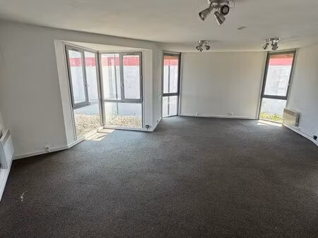 local de stockage / archives – 40 m²