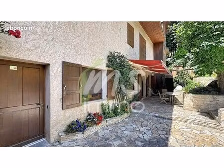 villa 5 pièces 340 m²